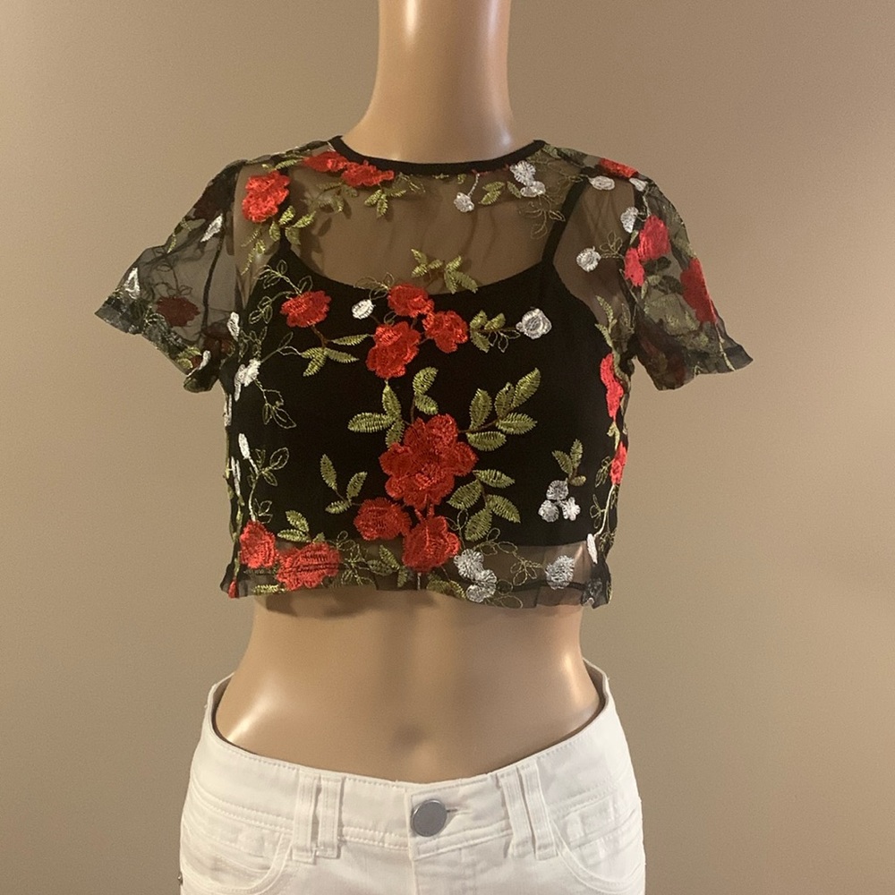 Cropped Embroidered Top short sleeves small